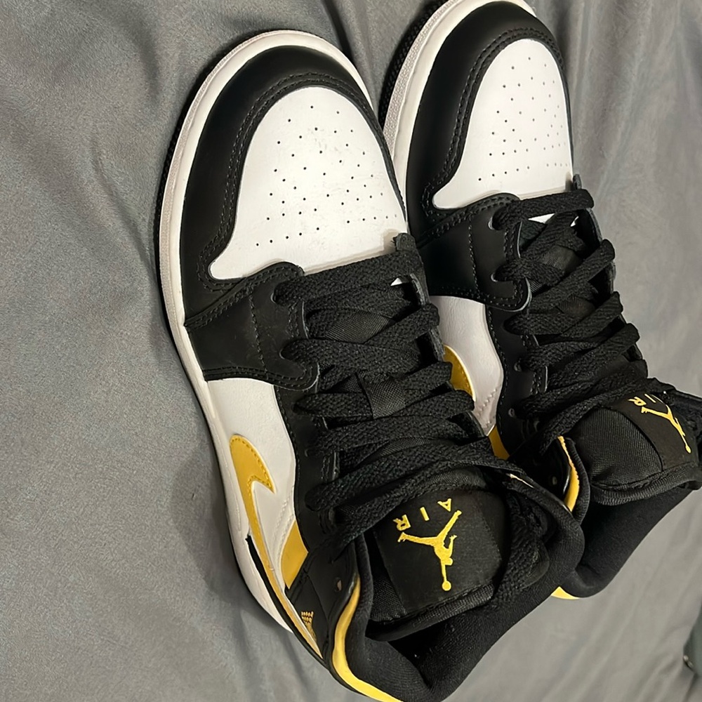 Black white and yellow kids Jordan Air 1 size 3.5Y